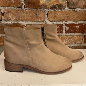 Beek size 8 gorgeous tan booties